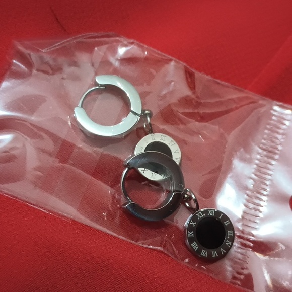🆕 Stainless steel  roman numerals earrings - Picture 4 of 8